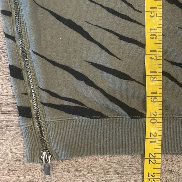 Rails Marlo Olive Flocked Tiger Sweatshirt size Large - Picture 8 of 9